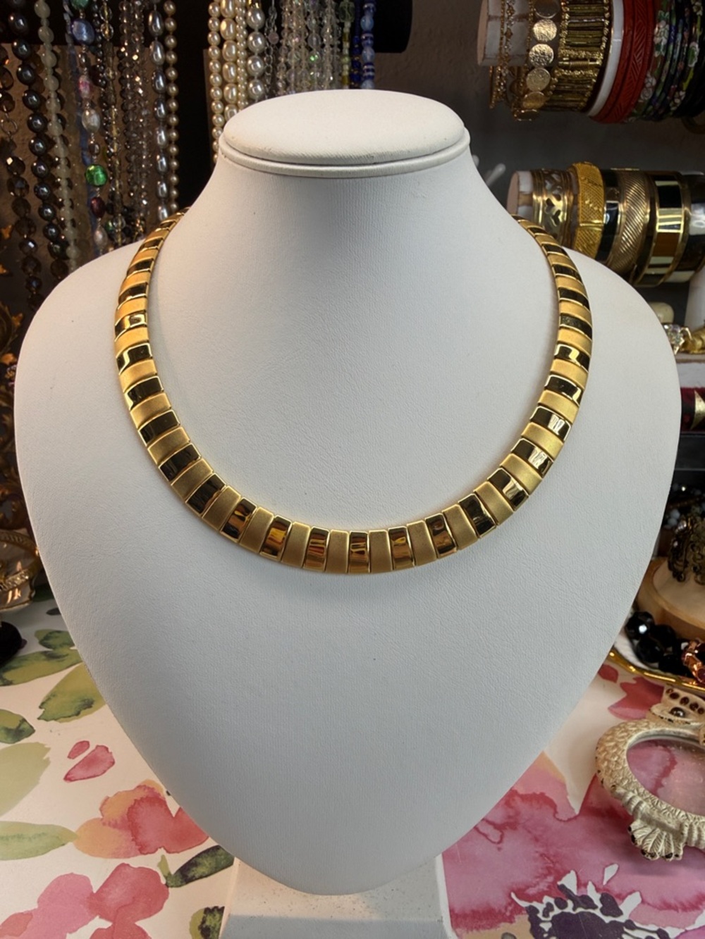 Elegant Vintage Gold & Satin Finish Heir bone Collar Necklace